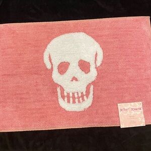 BNWT Betsey Johnson Pink Skull Bath Rug